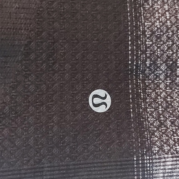 Lululemon Seamlessly Street Crop Heathered Black and Gray Size 6 - Picture 5 of 7